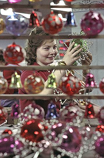Московский завод стеклянных елочных украшений. Разрисовщица Надя Морозова проверяет готовность игрушек