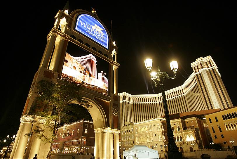 Стоимость строительства отеля The Venetian Macao (Китай) $2,4 млрд. В 40-этажной гостинице располагается 2905 номеров, казино площадью 51 тыс. кв. м., конференц-зал на 15 тыс. человек, а также водные каналы, подражающие венецианским 