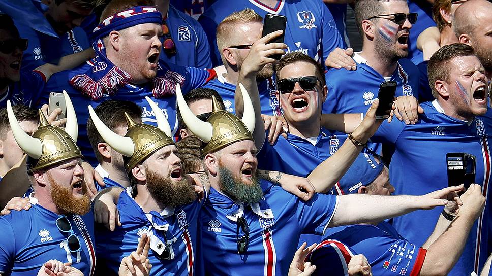 Болельщики сборной Исландии не переставали поддерживать свою команду и после того, как она пропустила в первом тайме четыре безответных мяча от французов