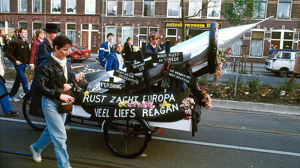 Нидерланды, 1983 год. Протесты против размещения американских "Першингов" и крылатых ракет получили в Западной Европе невиданный размах 